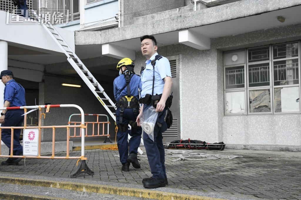 警員調查女死者身份及事件原因。 警員調查女死者身份及事件原因。