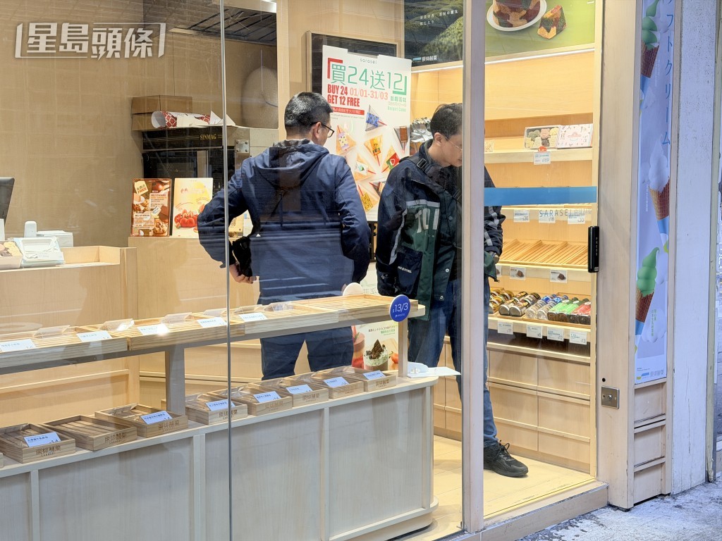 警員在蛋糕店內調查。梁國峰攝