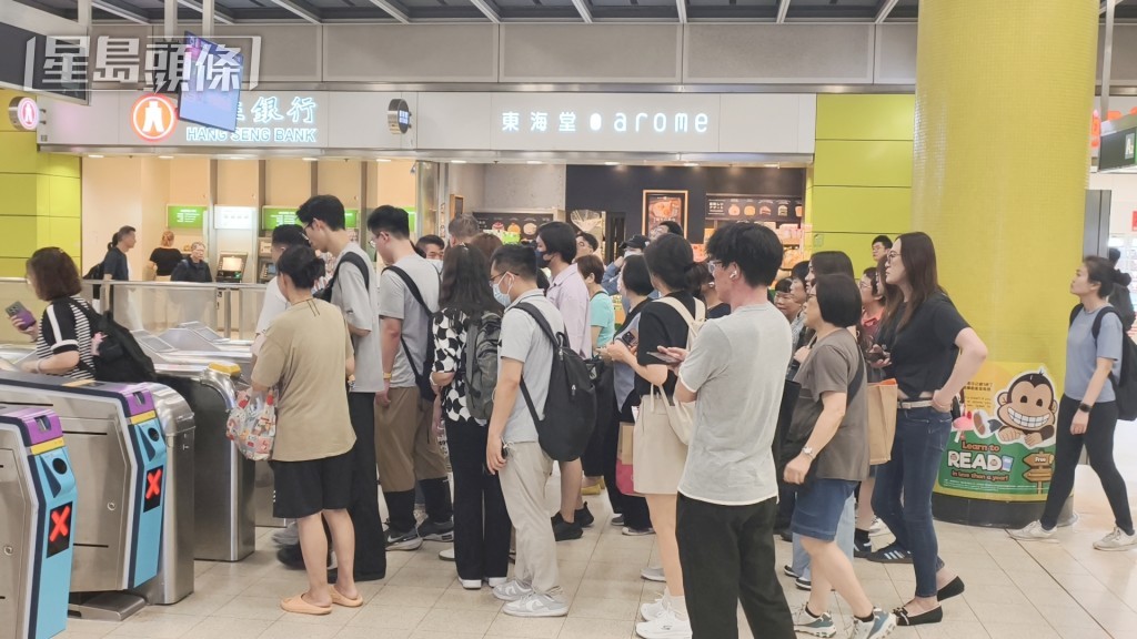當晚調景嶺站聚集大批無法乘坐港鐵的市民。資料圖片 當晚調景嶺站聚集大批無法乘坐港鐵的市民。資料圖片