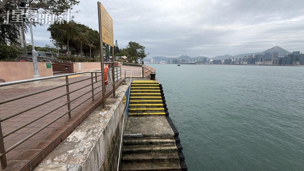 男子在海邊游泳遇溺獲救。