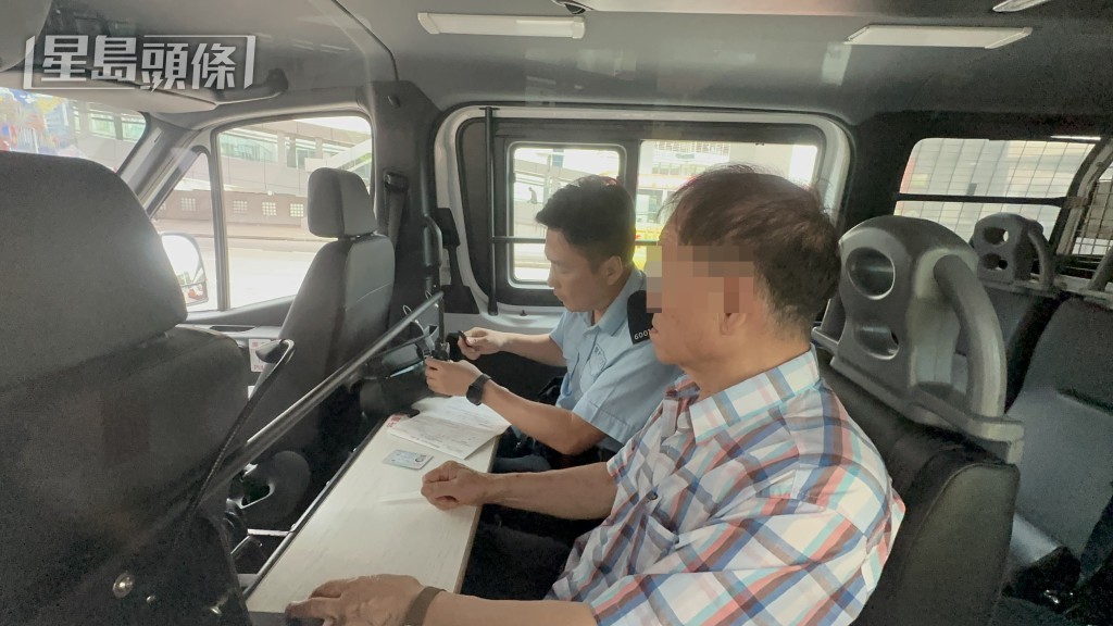 小巴司機在警車上接受調查。 小巴司機在警車上接受調查。