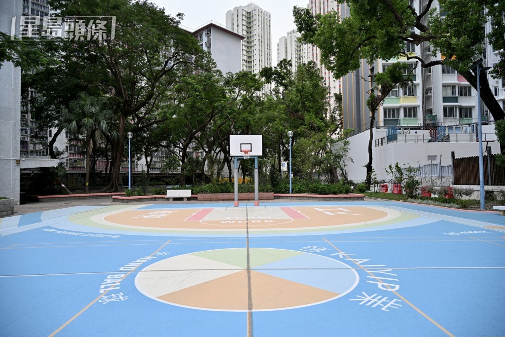 翻新後的籃球場。