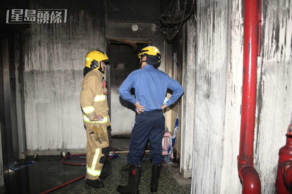消防員繼續調查火警原因。 消防員繼續調查火警原因。