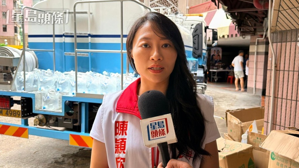 立法會議員陳穎欣在場協助居民。 立法會議員陳穎欣在場協助居民。
