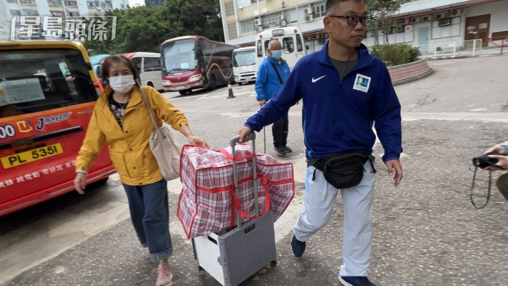 宏志阁居民执拾个人物品后离开。蔡楚辉摄