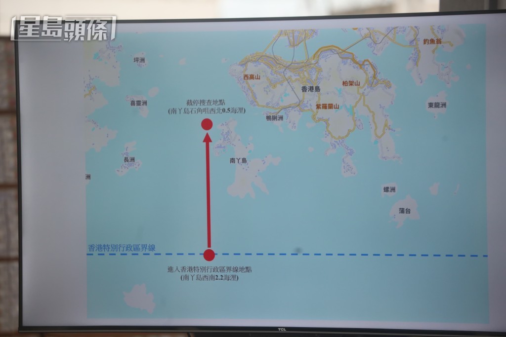 水警和海关联合在香港南面水反走私。