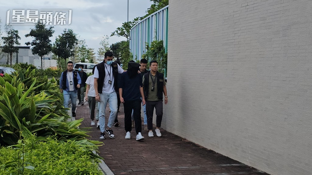 警方押解疑犯重組案情。