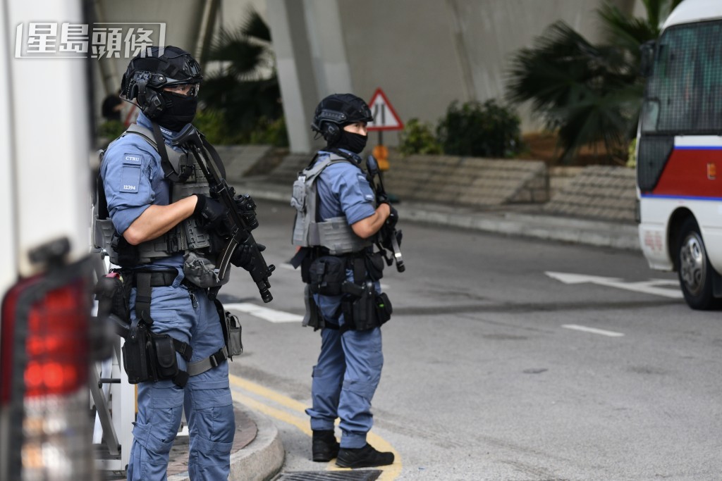 荷槍警員在法院外戒備。盧江球攝 荷槍警員在法院外戒備。盧江球攝