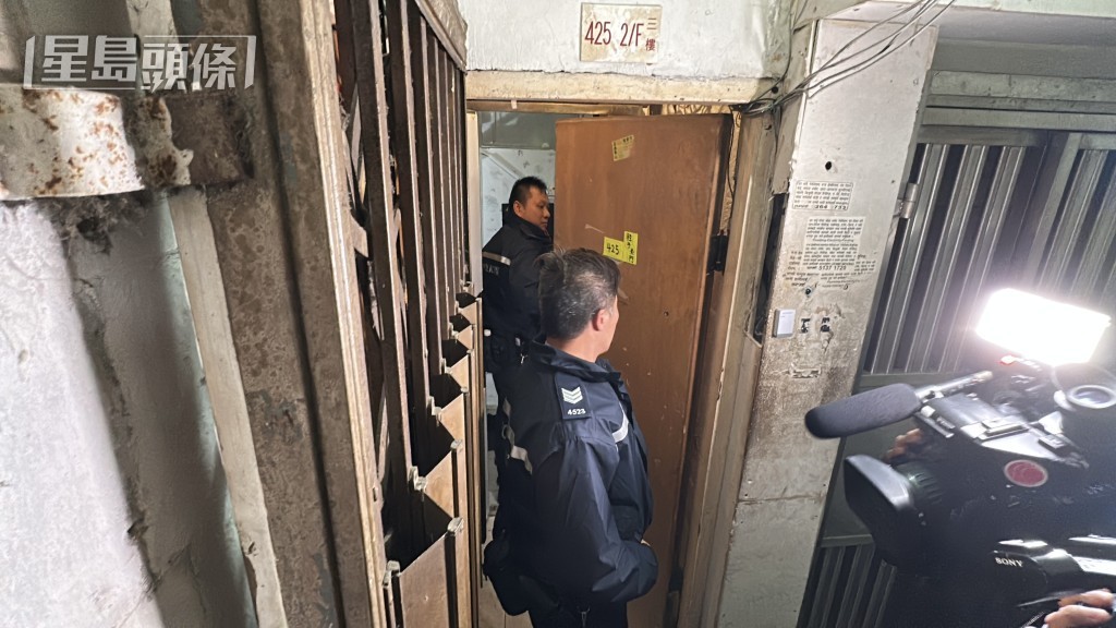 警員在單位調查。 警員在單位調查。