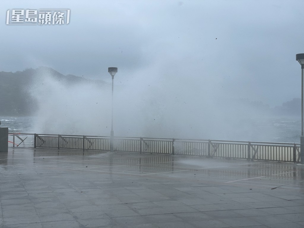 杏花村海面湧現白頭浪，不時有數米高的大浪拍上岸。。蕭博禧攝