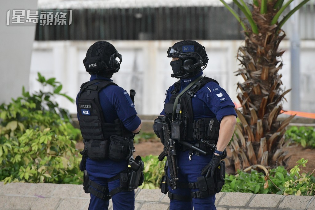 警方在法院在布防。欧乐年摄 警方在法院在布防。欧乐年摄