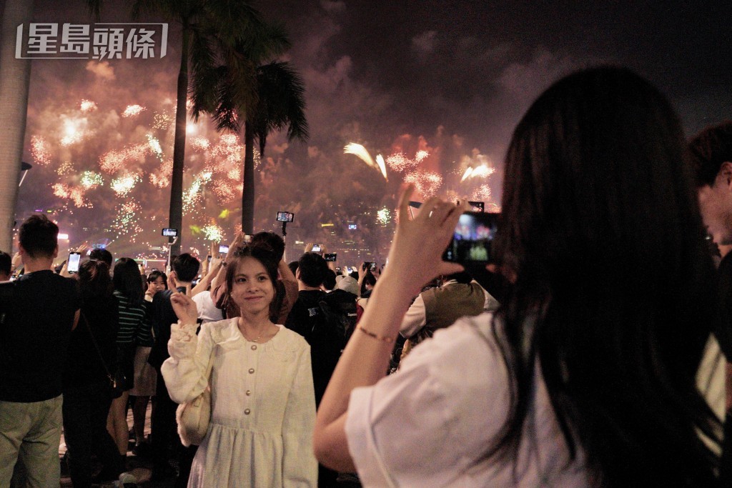 2024年除夕煙花。歐樂年攝 2024年除夕煙花。歐樂年攝