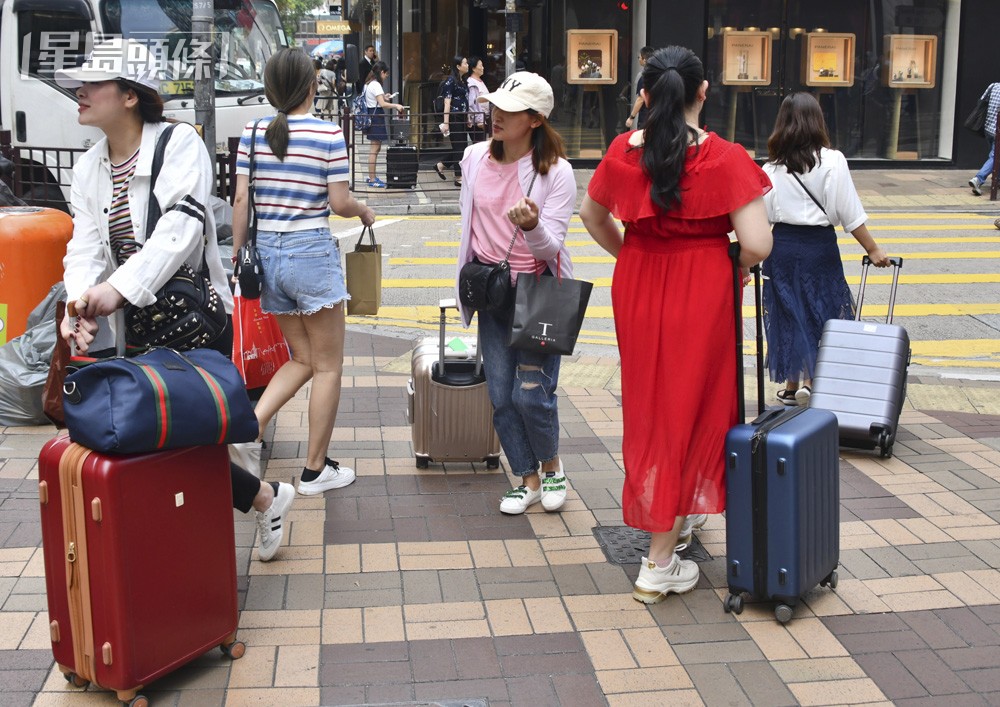 8月訪港旅客約410萬人次 內地客佔逾340萬 今年首8個月逾2000萬旅客人次訪港 星島日報