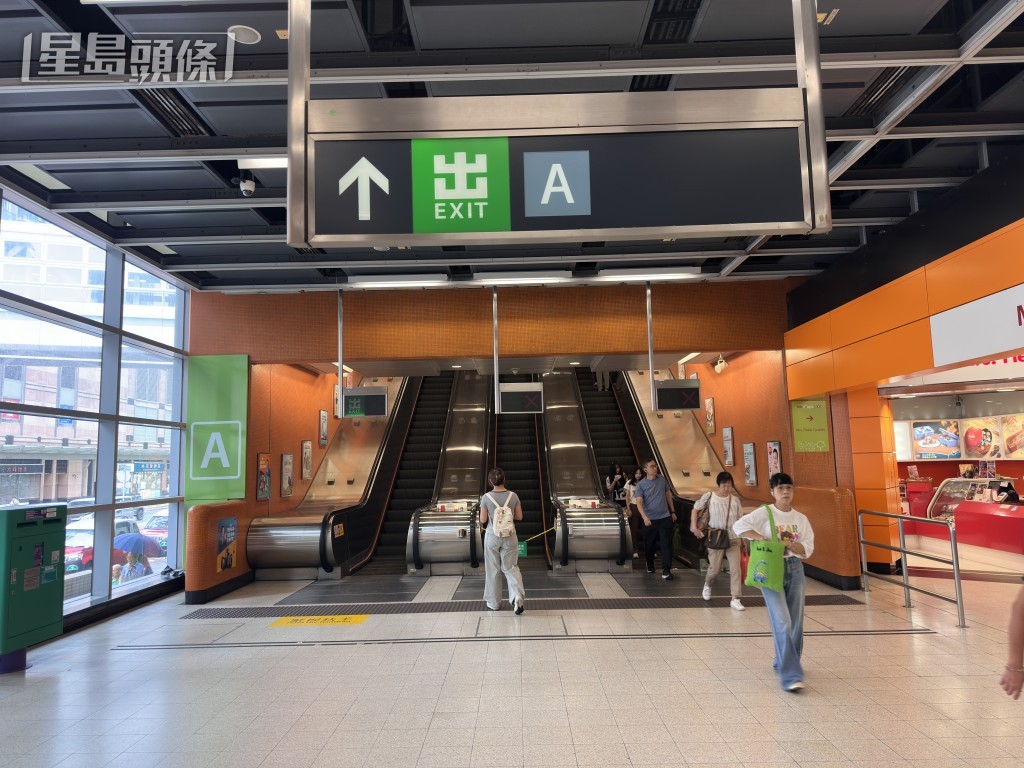 寶琳站有市民乘搭扶手電梯時跌倒受傷。梁國峰攝