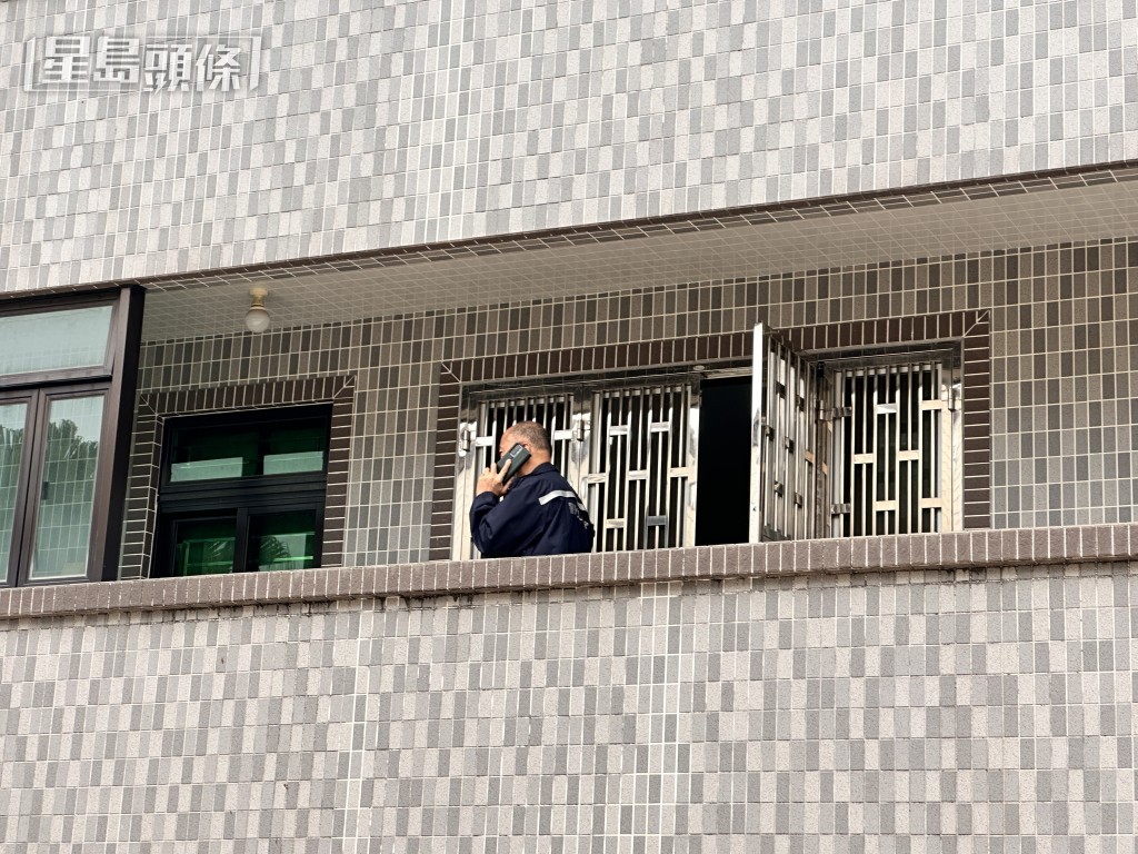 警員在村屋調查。梁國峰攝
