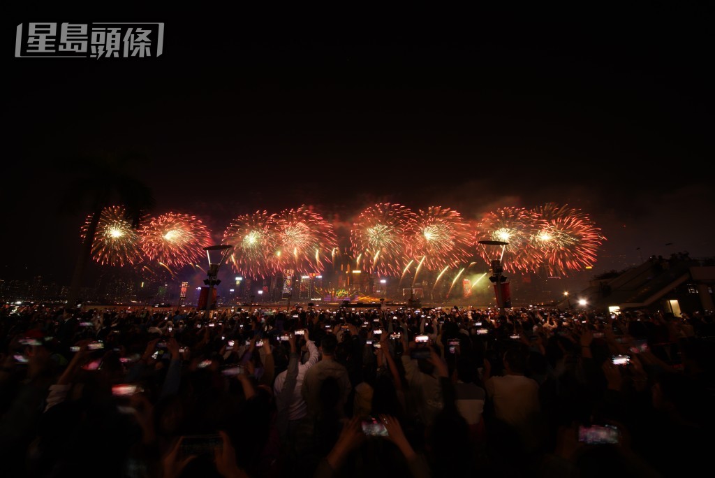 2024年除夕煙花。歐樂年攝 2024年除夕煙花。歐樂年攝