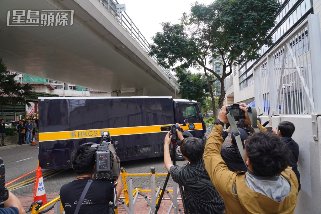 囚車抵達法院。