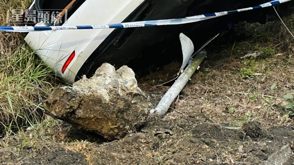 Tesla先撞跌左方山邊一個路牌, 再衝前撞向山坡。蔡楚輝攝 Tesla先撞跌左方山邊一個路牌, 再衝前撞向山坡。蔡楚輝攝