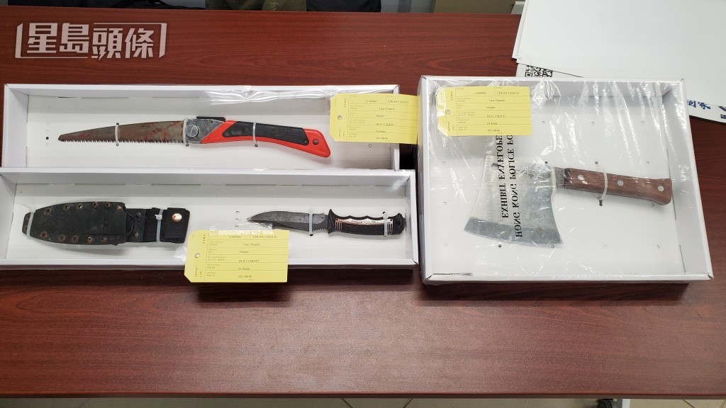 警方拘捕被告時搜出的摺鋸、刀連刀套和斧頭。資料圖片