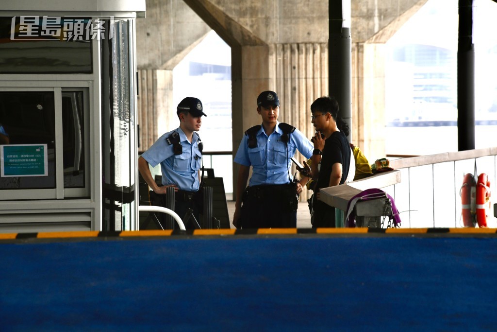 警員在現場調查。楊偉亨攝 警員在現場調查。楊偉亨攝