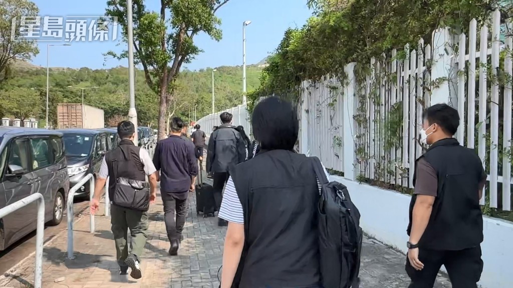 至下午約3時半，警方收隊離去。