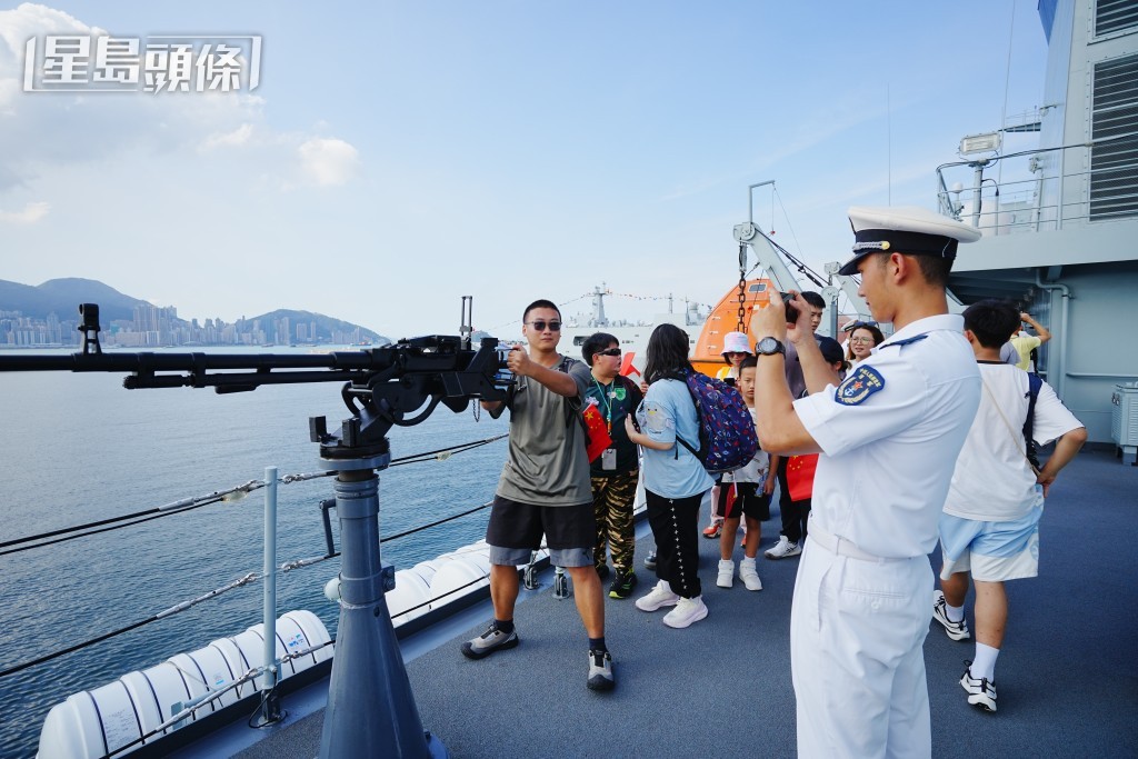 市民趁機拍照留念。