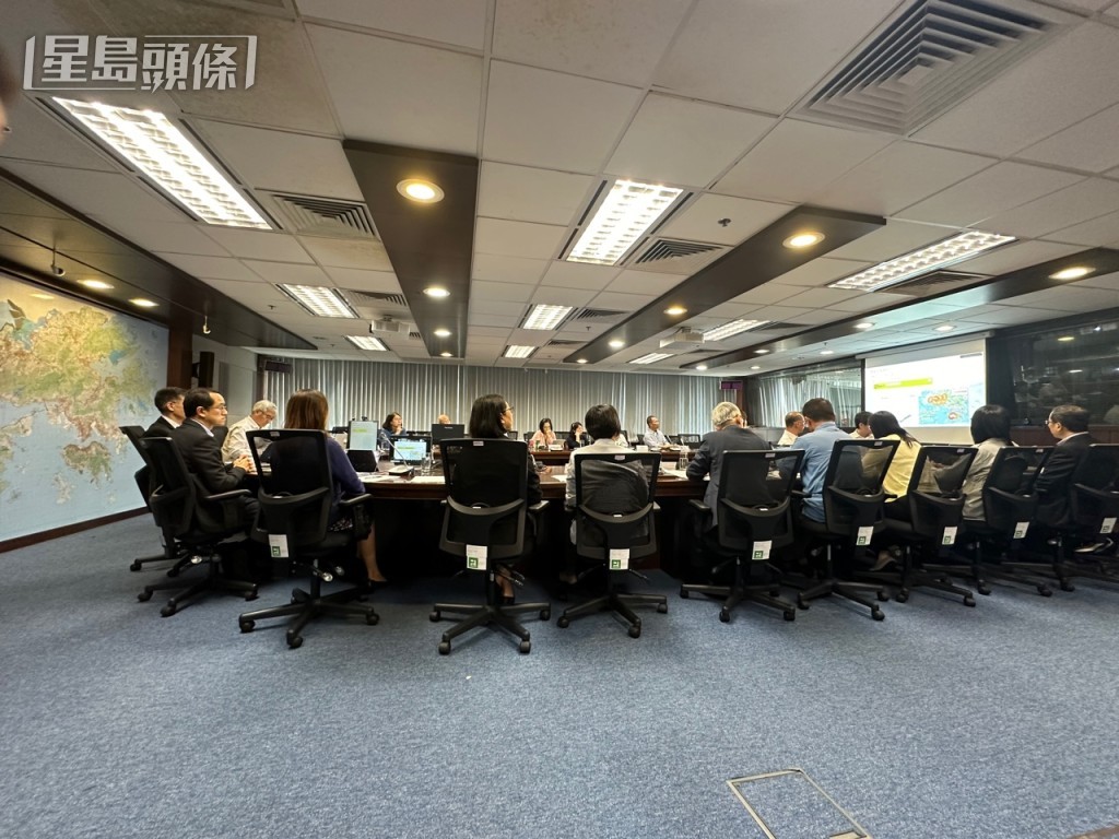 漁護署轄下郊野公園及海岸公園委員會開會,討論幾項在郊野公園管理中引入科技的先導計劃。謝曉雅攝 漁護署轄下郊野公園及海岸公園委員會開會,討論幾項在郊野公園管理中引入科技的先導計劃。謝曉雅攝