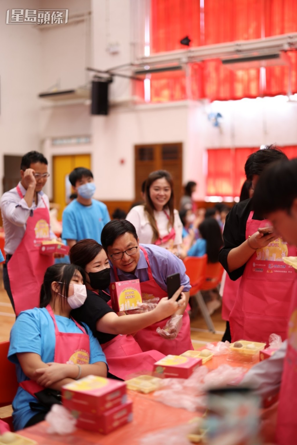孫玉菡(前排左三)與在場市民合照。香港九龍潮州公會提供圖片 孫玉菡(前排左三)與在場市民合照。香港九龍潮州公會提供圖片