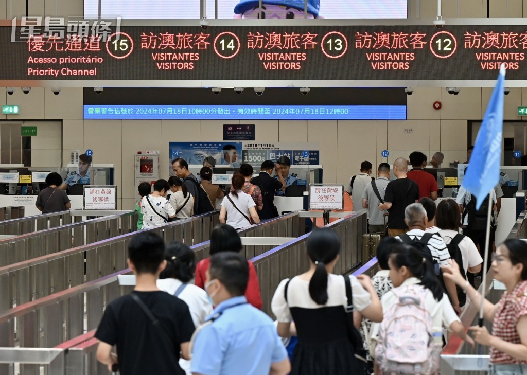 已登記的香港居民可開啟「非觸式 e-道」流動應用程式,掃描二維碼。 已登記的香港居民可開啟「非觸式 e-道」流動應用程式,掃描二維碼。