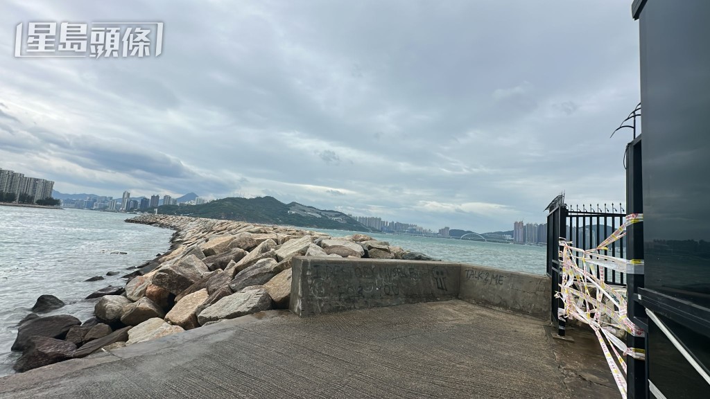 一家四口事發時站在防波堤觀浪。