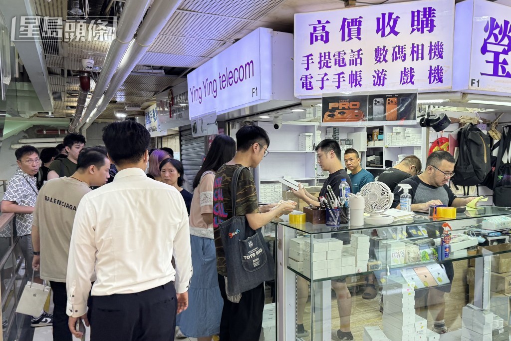 不少炒家取機後隨即到旺角先達廣場放機。盧江球攝 不少炒家取機後隨即到旺角先達廣場放機。盧江球攝