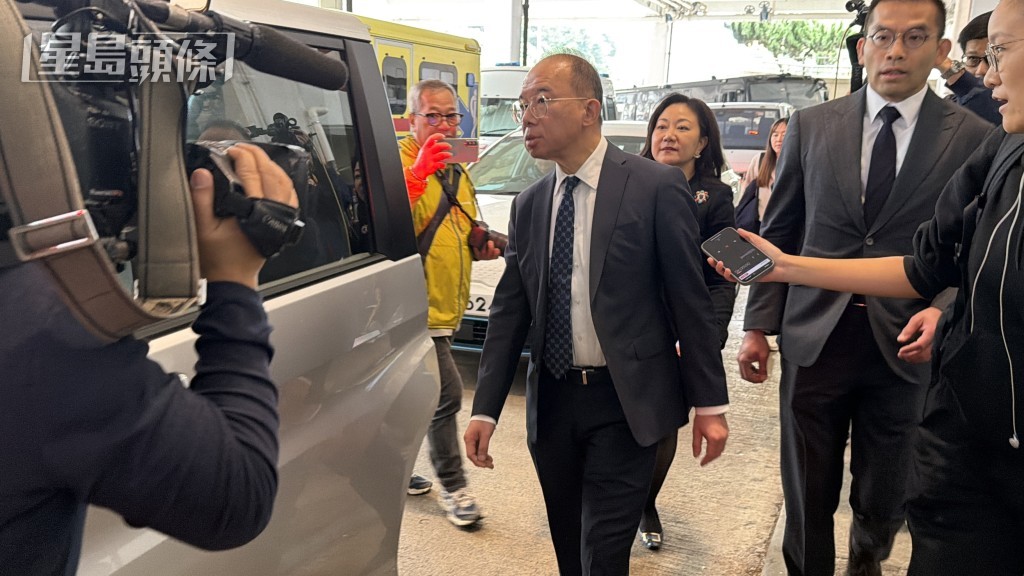 政制及內地事務局局長曾國衞一度現身大埔廣福邨，之後離去。梁國峰攝