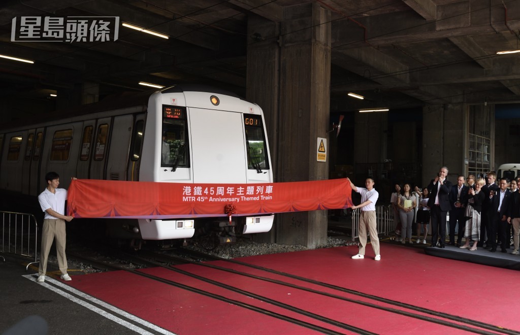列車今日下午於彩虹站展開首航旅程。何君健攝