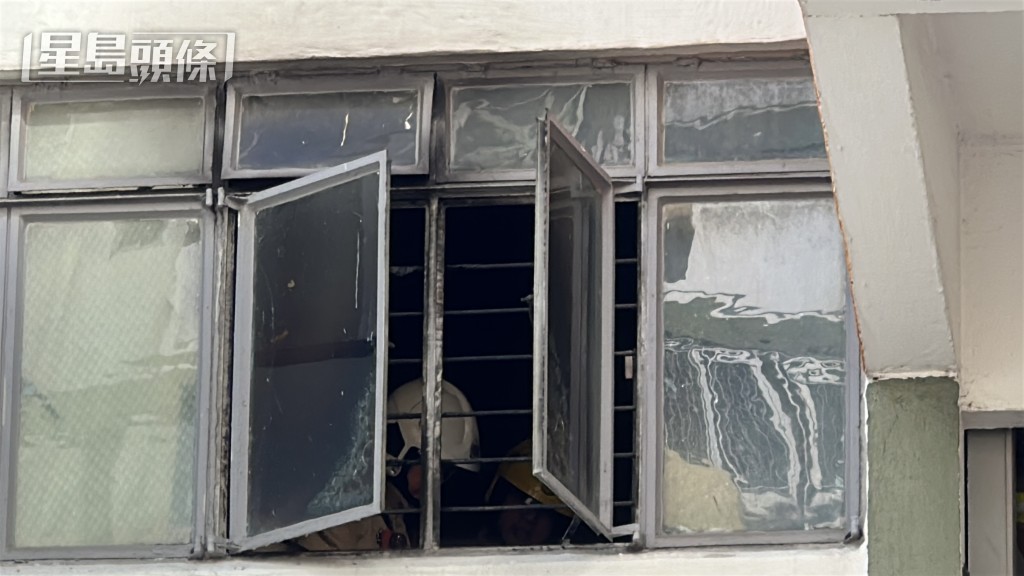 消防員在起火單位調查。劉漢權攝