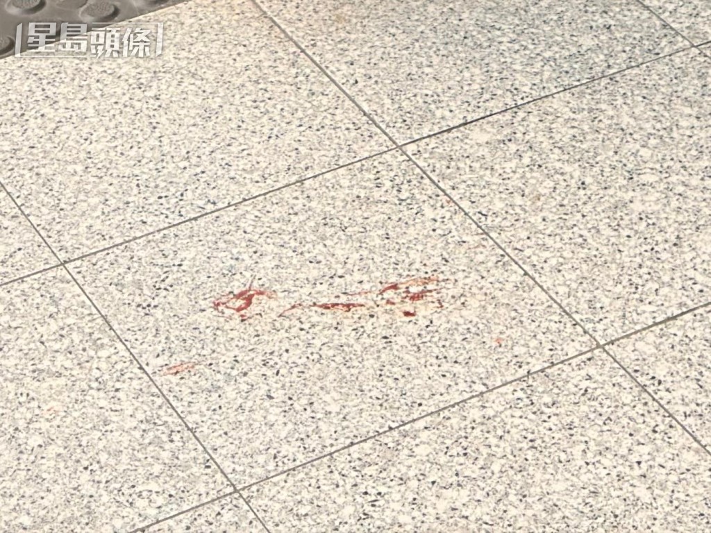 油麻地站A1出口處遺有血迹。 油麻地站A1出口處遺有血迹。