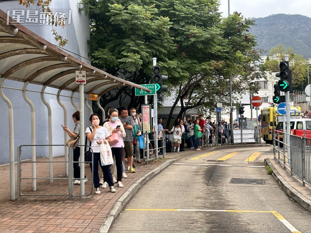 港鐵安排免費接駁巴士。梁國峰攝
