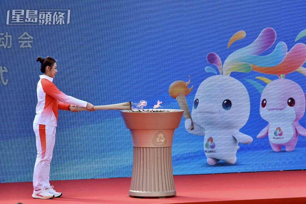 劍擊運動員佘繕妡負責最後一棒。盧江球攝 劍擊運動員佘繕妡負責最後一棒。盧江球攝