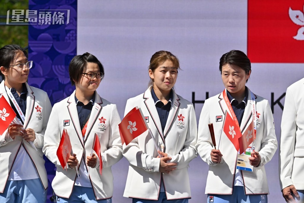 由于运动员分散住宿，只有陈紫晴一位运动员出席升旗礼，其余是港队代表团的工作人员。刘骏轩摄