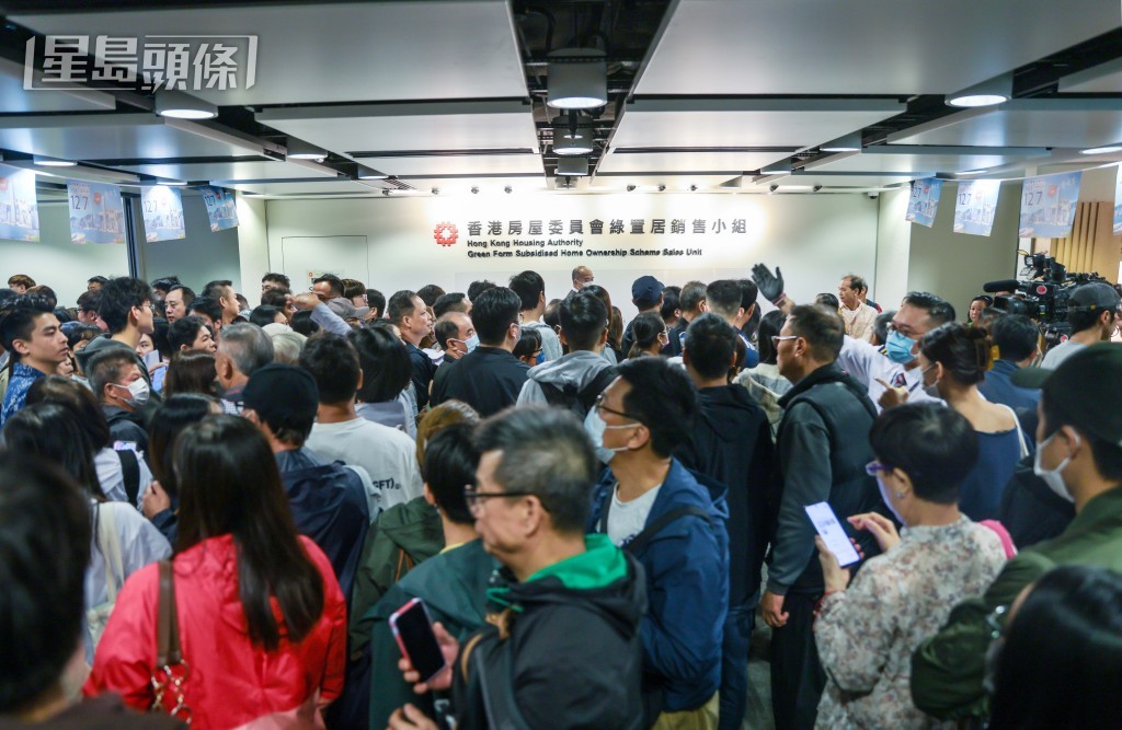 辦事處今早一度人頭湧湧，水洩不通。