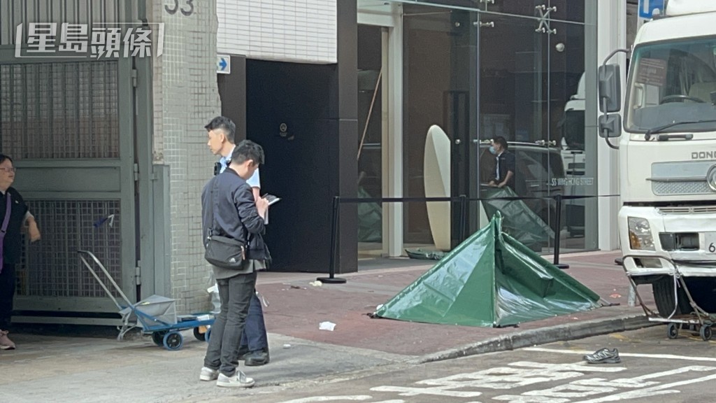 警方用帐篷遮蔽女死者遗体。杨伟亨摄 警方用帐篷遮蔽女死者遗体。杨伟亨摄