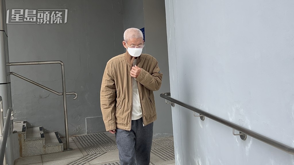 中午時分鄭父離開青山警署。蔡楚輝攝 中午時分鄭父離開青山警署。蔡楚輝攝