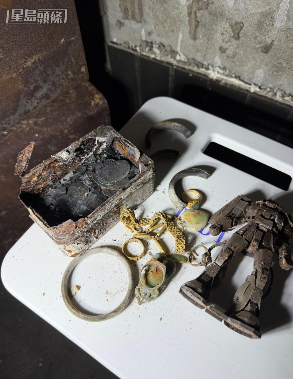 譚先生亦取走部分金器。譚先生提供圖片 譚先生亦取走部分金器。譚先生提供圖片