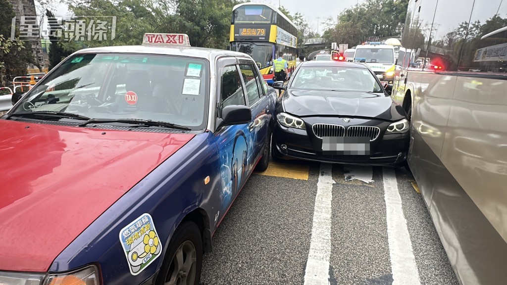 寶馬欲衝過巴士和的士之間不果，釀成車禍。