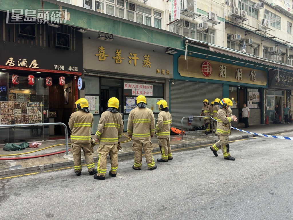 消防員將火救熄。梁國峰攝 消防員將火救熄。梁國峰攝