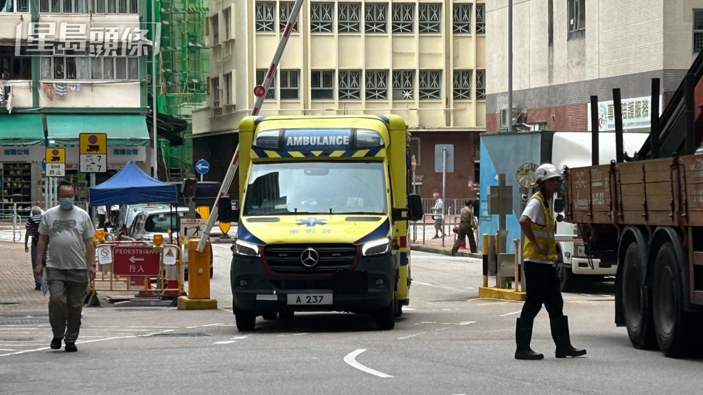 救護車將受傷男工送院。蔡楚輝攝