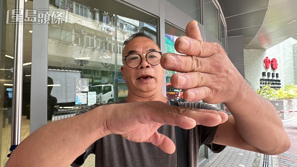 报案的住户莫先生讲述裂痕情况。刘汉权摄