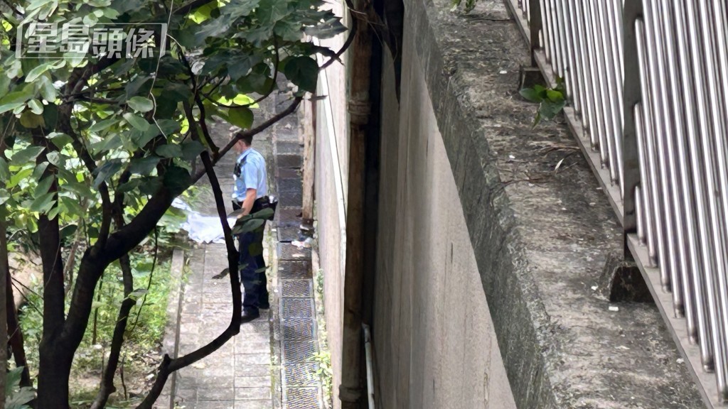警員用白布遮蔽遺體。蔡楚輝攝 警員用白布遮蔽遺體。蔡楚輝攝