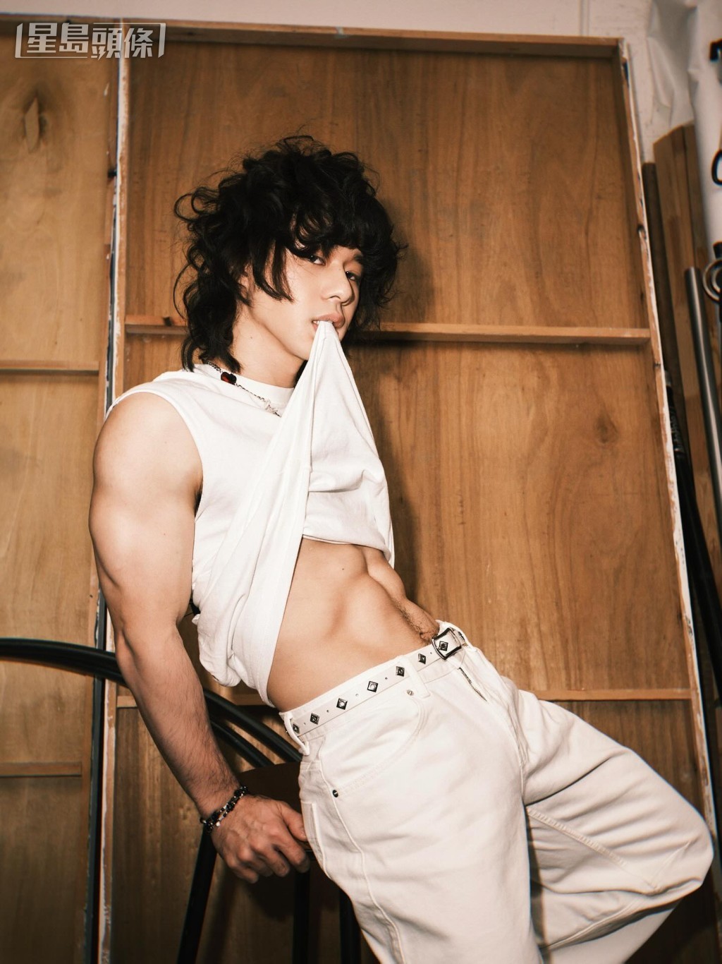 曾比特日前生日拍照，即興騷腹肌。