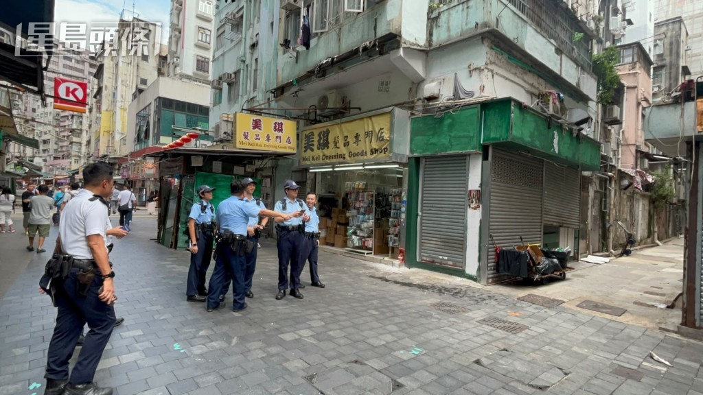 大批警員在場調查案件。楊偉亨攝