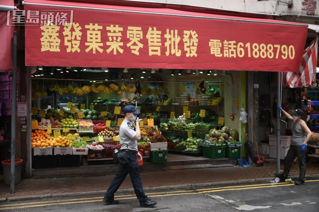 在鵝頸街市今早不時有食環署職員巡視。陳浩元攝 在鵝頸街市今早不時有食環署職員巡視。陳浩元攝